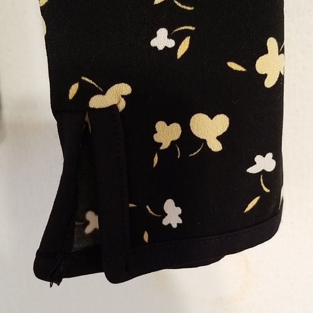 Nine West Black and Cream Print Top in Size Medium - Picture 5 of 9